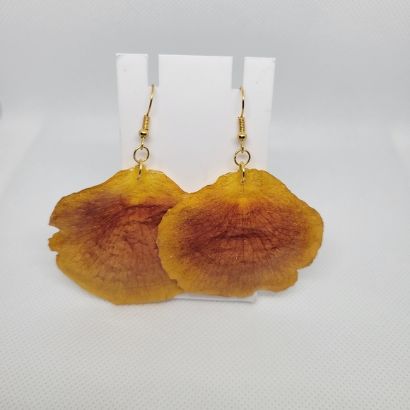 Jewelry - Elegant Gold Leaf Earrings